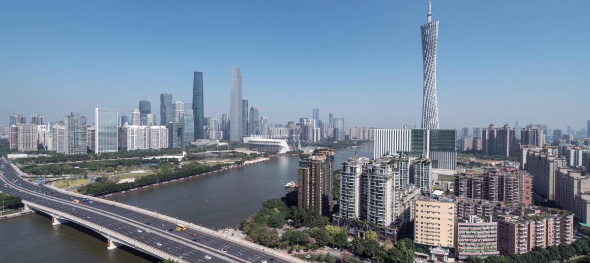 Como en la película “Up”: casa quedó en medio de puente porque su dueña no la vendió.