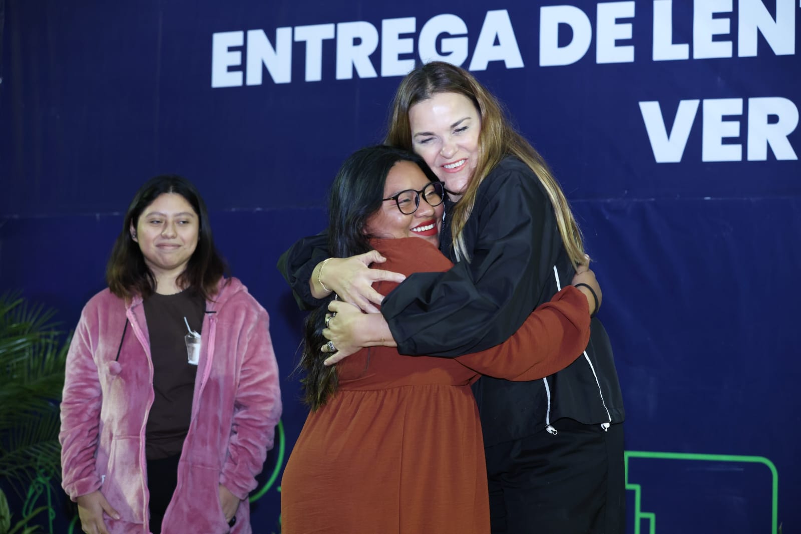 Cecilia Patrón entrega lentes gratuitos a 513 personas en El Roble Agrícola