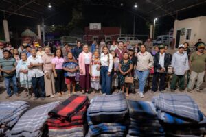 DIF Yucatán entrega 1,600 cobertores en comunidades del sur por bajas temperaturas