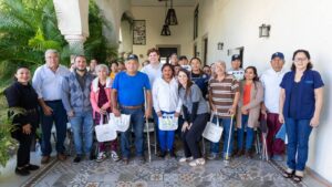 Ayuntamiento de Mérida entrega auxiliares auditivos a personas con discapacidad