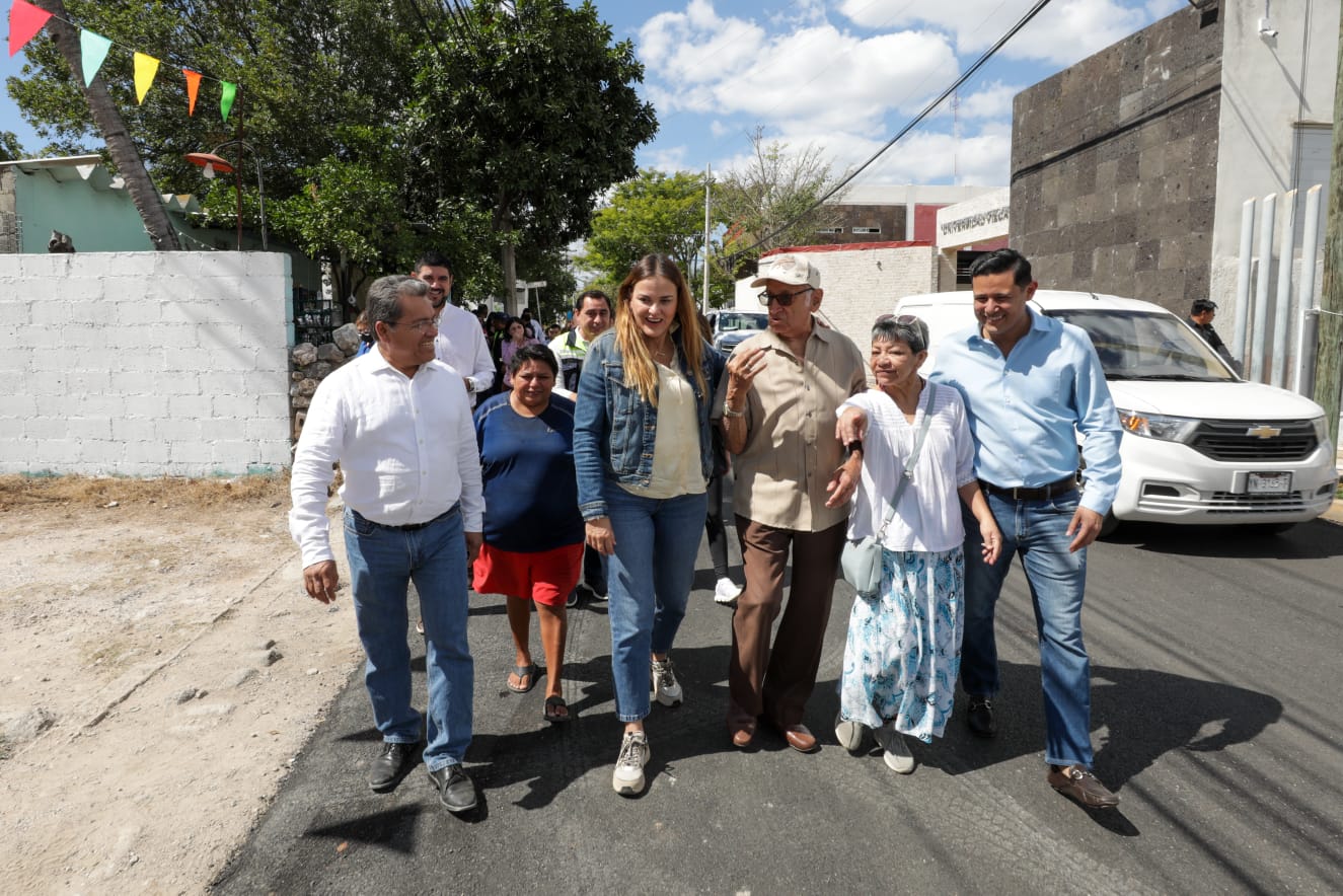 Entrega Cecilia Patrón calles repavimentadas en el poniente de Mérida