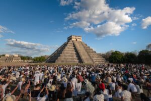 Más de 15 mil visitantes presencian descenso de Kukulcán en Chichén Itzá