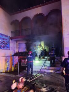 Incendio consume local de artesanías en el centro de Mérida