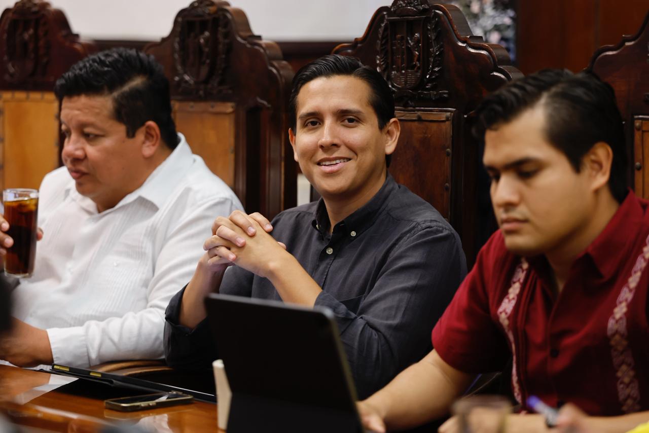 Regidor denuncia que millones de pesos que debían destinarse al combate de la pobreza en Mérida, se gastaron en el Carnaval. Regidor denuncia que millones de pesos que debían destinarse al combate de la pobreza en Mérida, se gastaron en el Carnaval.