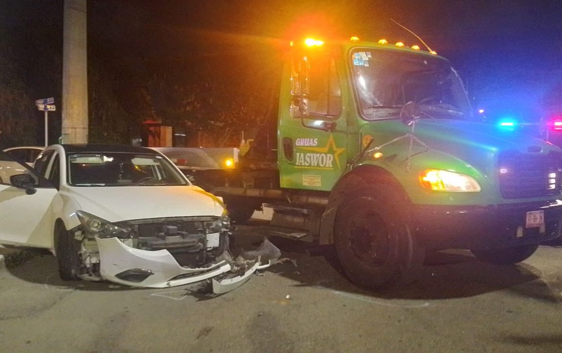 Le destruyen el automóvil por una grúa.