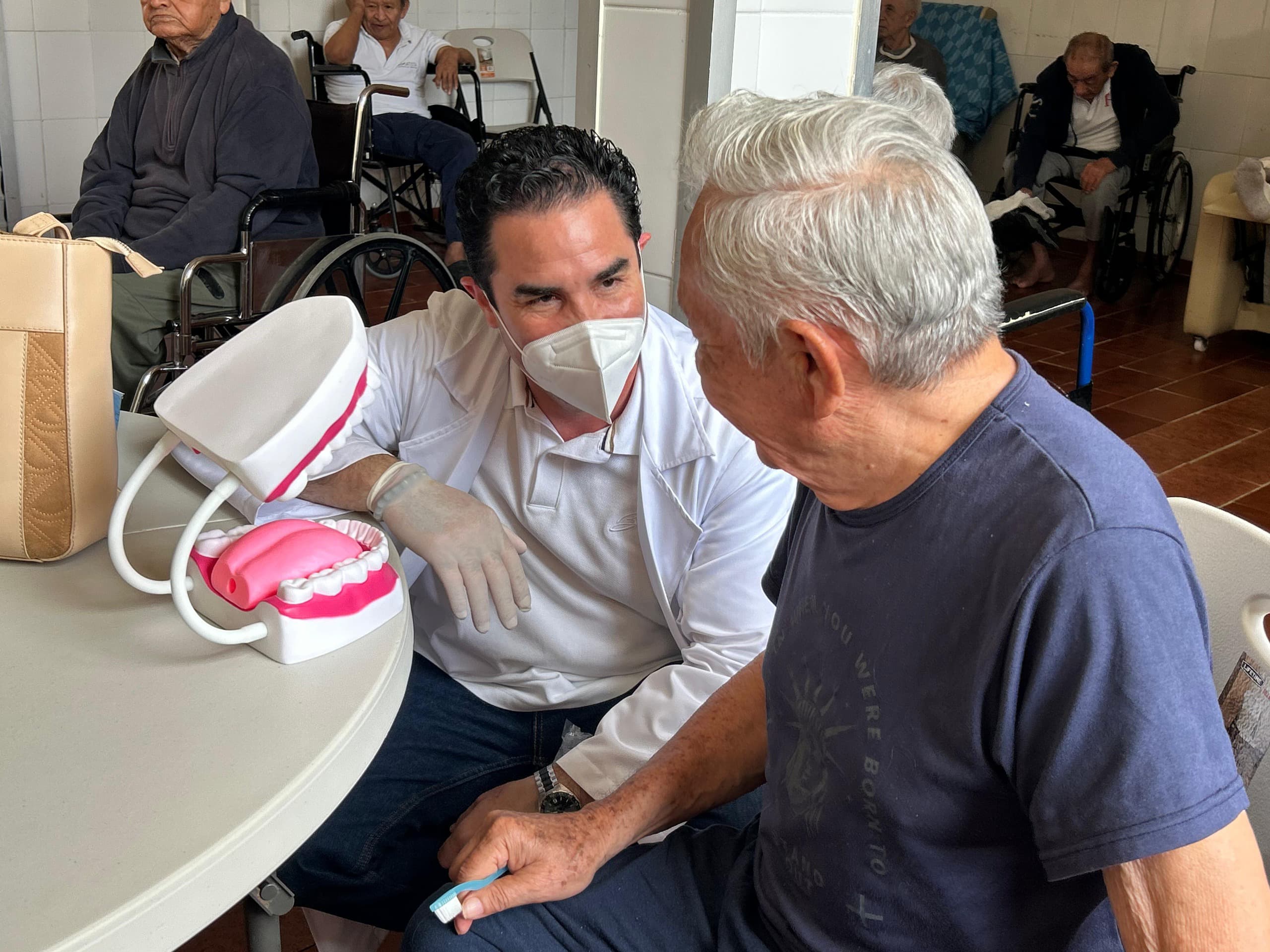 Refuerzan cuidado bucal de personas mayores en casas hogar y asilos Refuerzan cuidado bucal de personas mayores en casas hogar y asilos