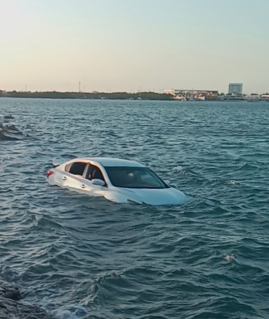 Vehículo termina en la ciénega y deja solo el susto en la vía Progreso-Chelem Vehículo termina en la ciénega y deja solo el susto en la vía Progreso-Chelem