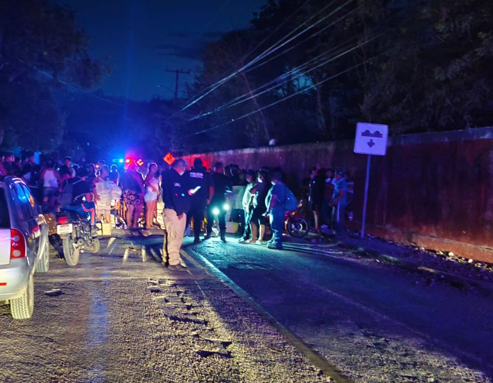 En penumbras y bajo el calor: Familias de Poxilá recurren al bloqueo para ser escuchadas En penumbras y bajo el calor: Familias de Poxilá recurren al bloqueo para ser escuchadas