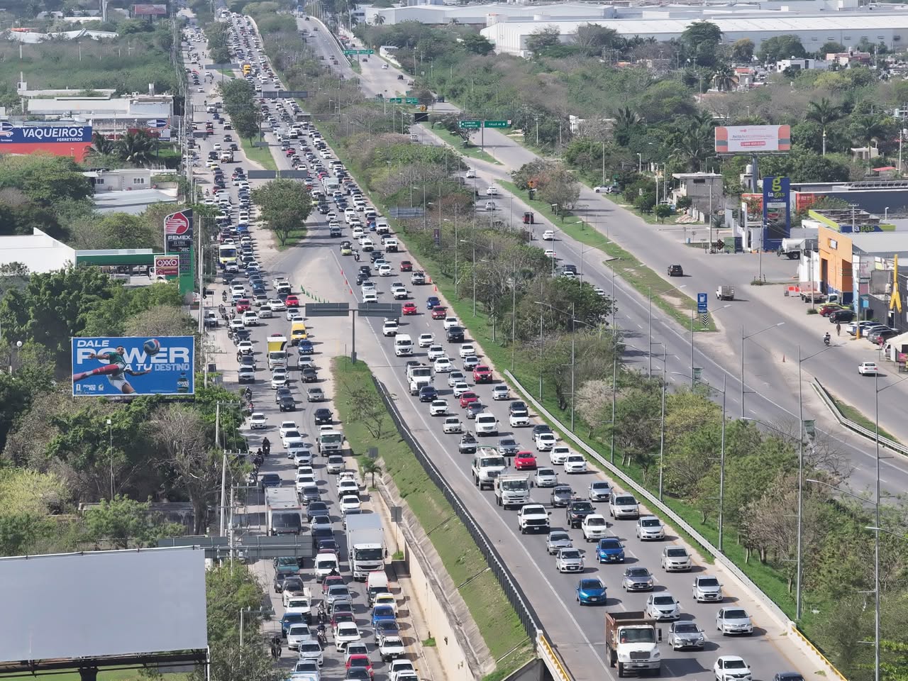Tráfico en el Periférico de Mérida: un problema en aumento. Tráfico en el Periférico de Mérida: un problema en aumento.
