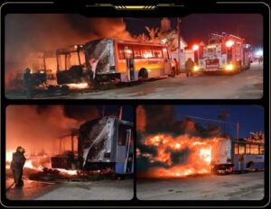 Incendio de minibuses abandonados en la colonia Sambulá