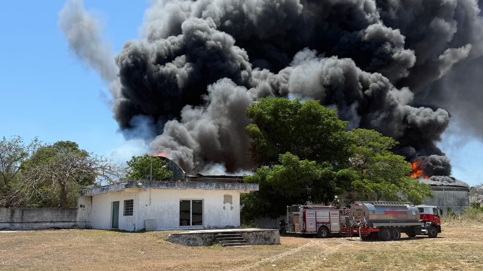 Atiende SSP incendio en bodega aparentemente abandonada de Umán