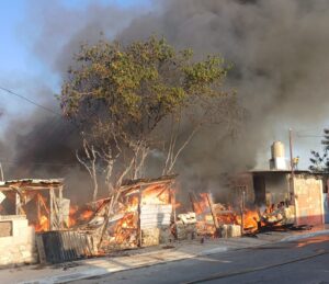 Quemazón deja un muerto y varias casas consumidas en invasión