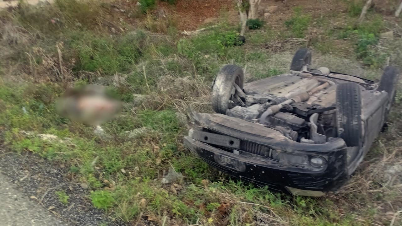 Muere tras salir disparado de su vehículo que volcó Muere tras salir disparado de su vehículo que volcó