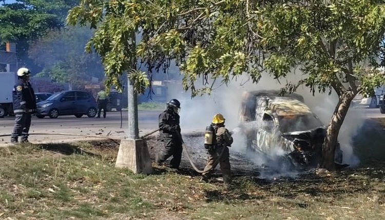 Arde vehículo tras aparatosa salida de camino en el Periférico de Mérida