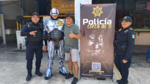 Robocop de la SSP sorprende en el tianguis de San Roque