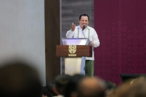 Gobernador Joaquín Díaz Mena entrega plazas a personal de apoyo educativo