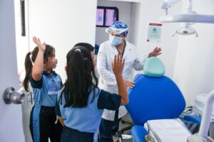 Promueven salud bucal entre las infancias con jornada en unidad dental móvil