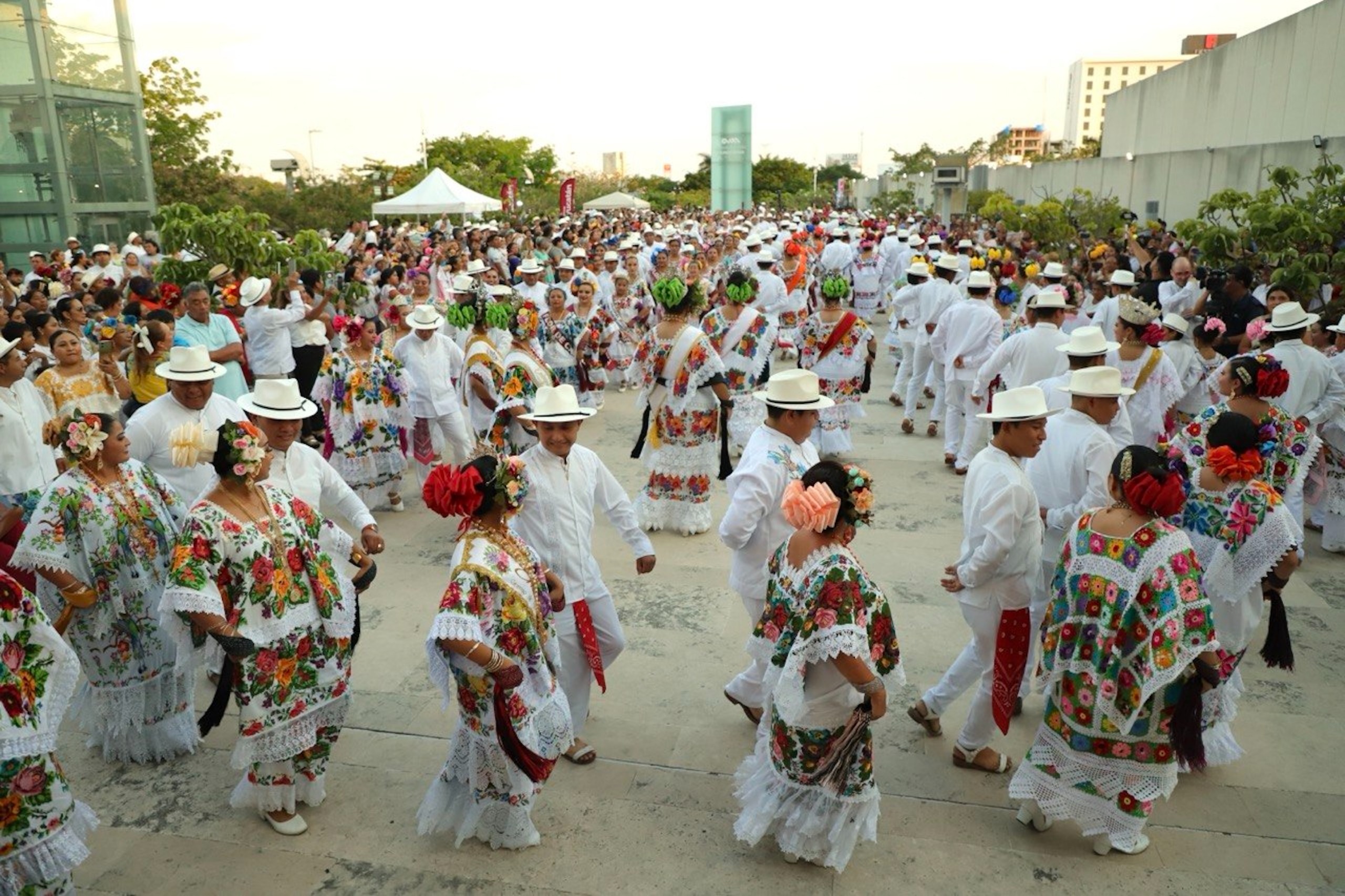 Más de mil 800 jaraneras y jaraneros celebran el Día Internacional de la Danza en el Gran Museo del Mundo Maya