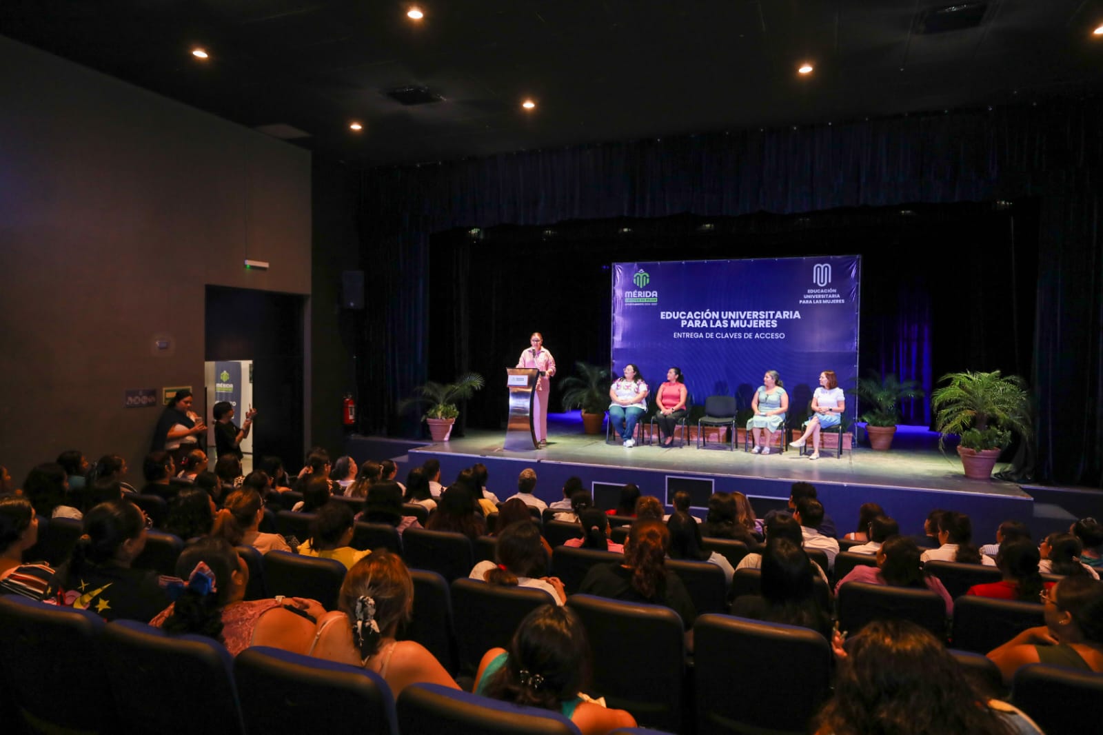 Inician 100 meridanas una carrera con Educación Universitaria para las Mujeres; Somos aliadas para emprender y salir adelante: Cecilia Patrón