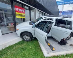 Vehículo se sube parcialmente en la acera y conductor fallece tras infarto en la colonia García Ginerés.