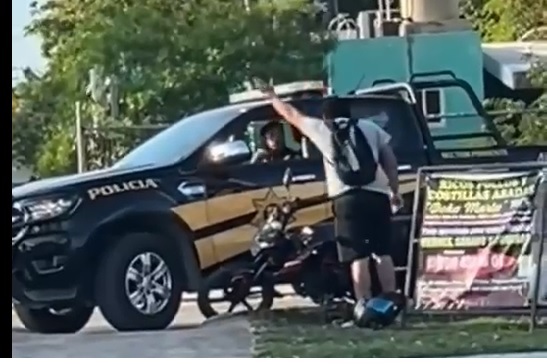 Andaba sin placa y sin licencia y además arremete contra policías Andaba sin placa y sin licencia y además arremete contra policías