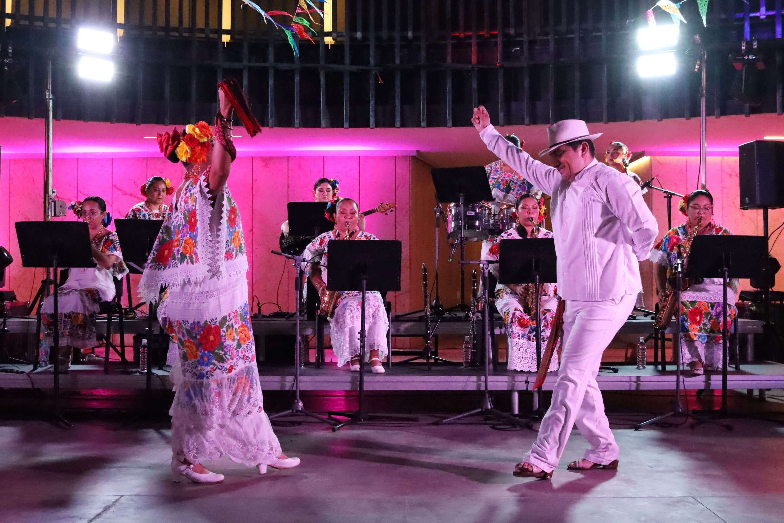 Reafirma su respaldo al talento de las mujeres en la jarana yucateca