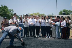 Inician trabajos de bacheo en calles de la colonia Leandro Valle