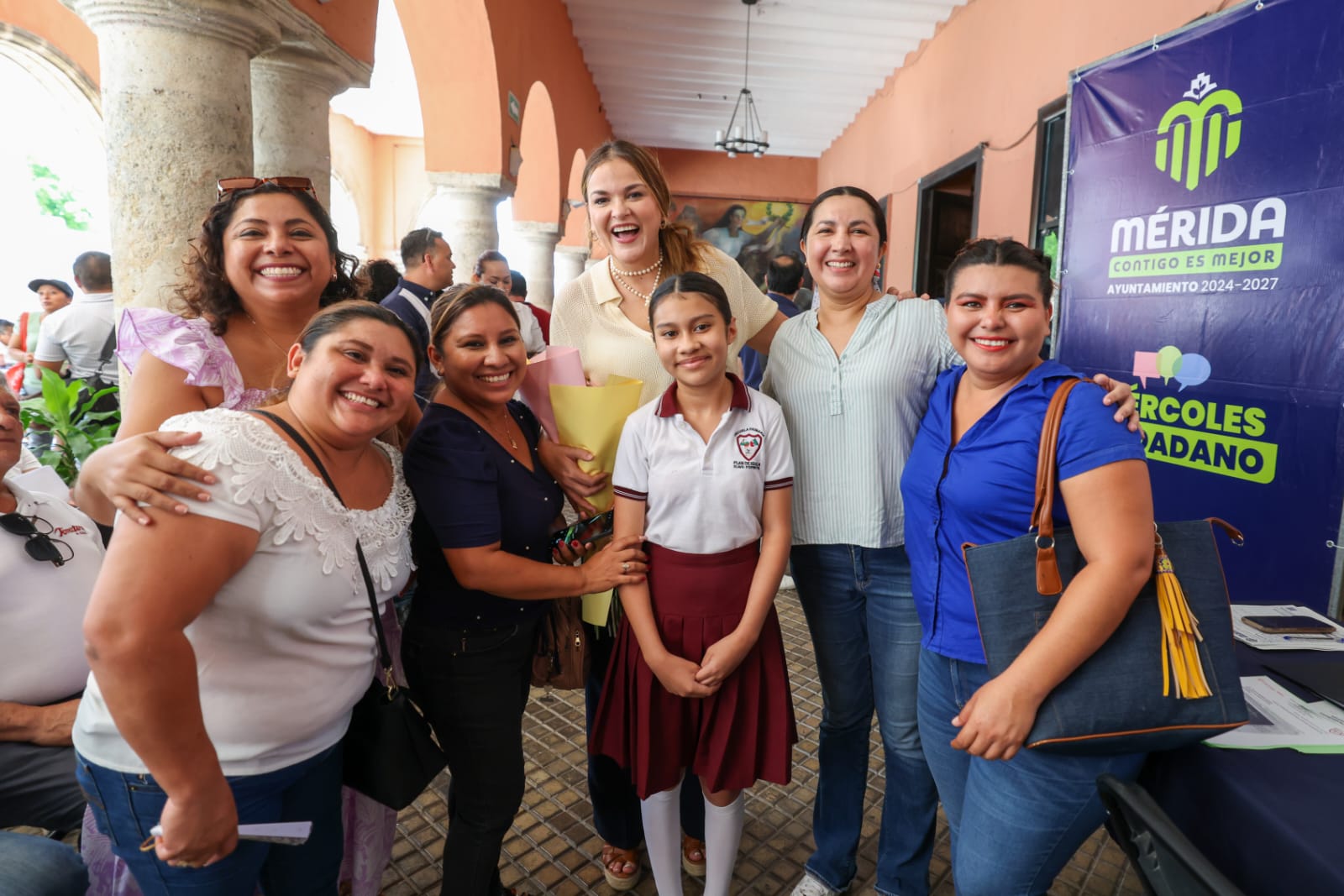 Meridanos encuentran respuesta rápida y eficiente en el Miércoles Ciudadano. “Este gobierno está para servir y acompañar”: Cecilia Patrón Meridanos encuentran respuesta rápida y eficiente en el Miércoles Ciudadano. “Este gobierno está para servir y acompañar”: Cecilia Patrón