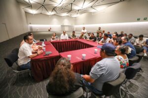 Gobierno del Estado reafirma diálogo permanente con artesanas y artesanos de Chichén Itzá