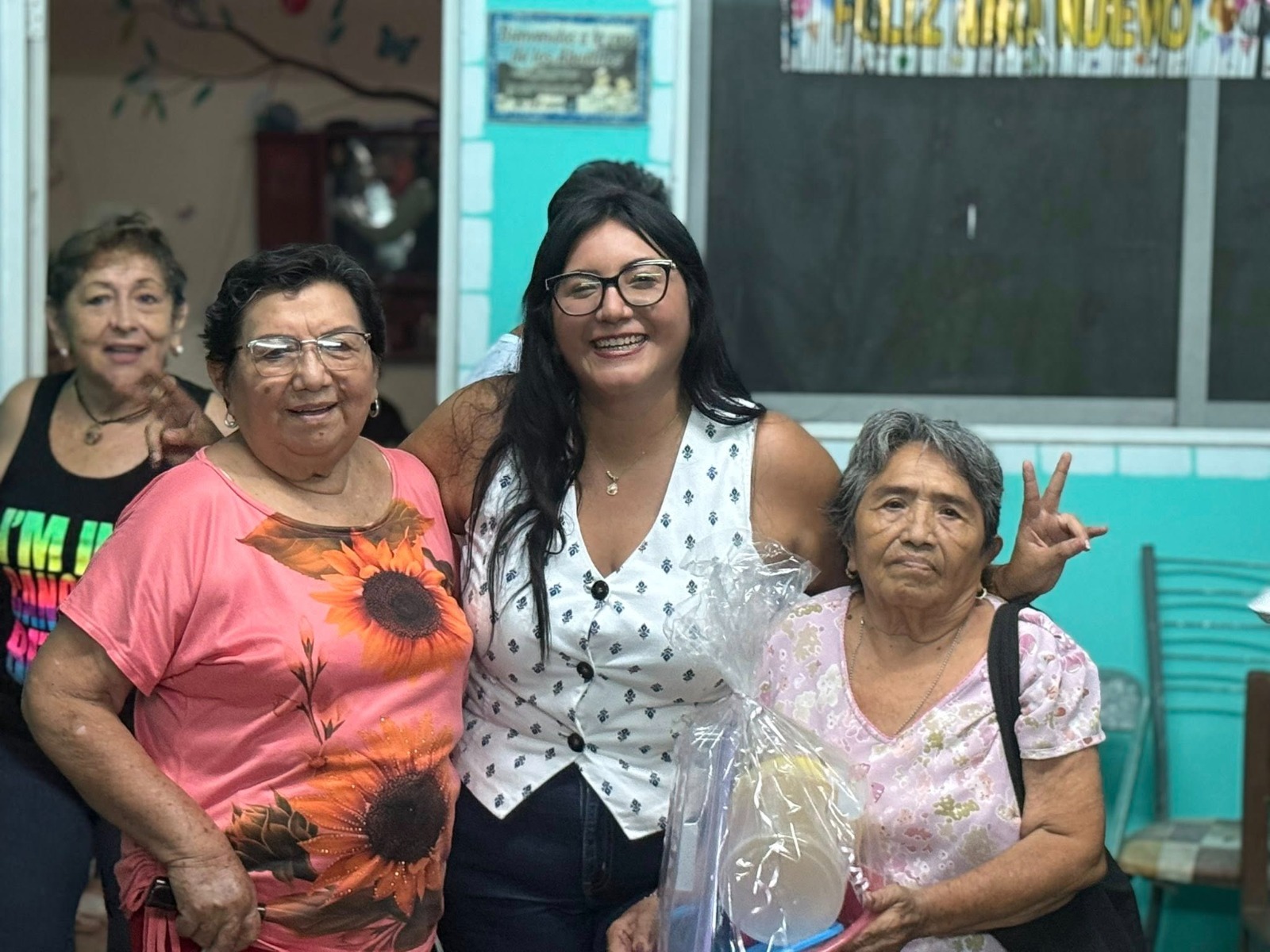 Escucha y cercanía: Georgina Piña recorre colonias de Mérida y celebra a las madres de familia