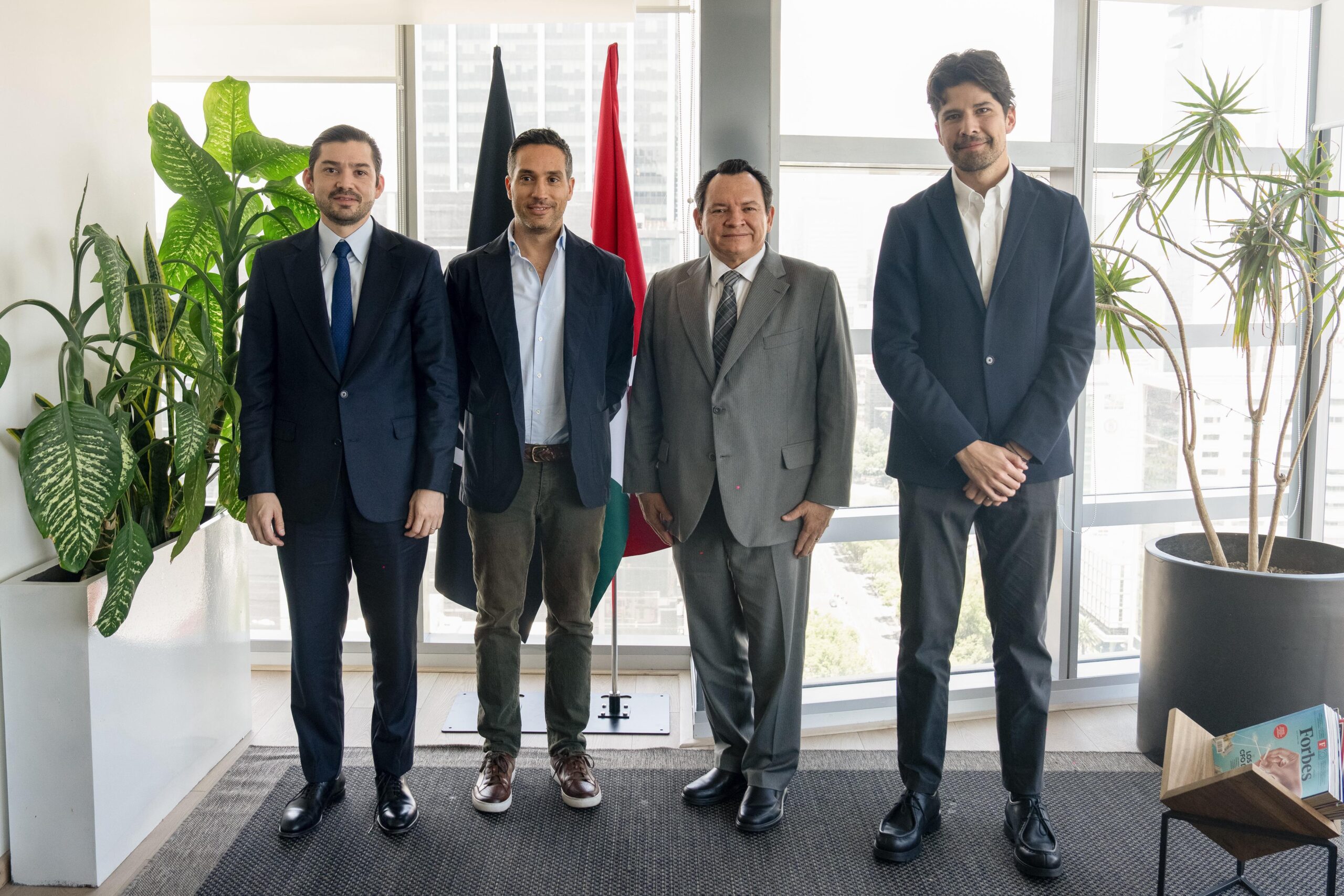 Gobernador Joaquín Díaz Mena se reúne con directivos de Kavak Gobernador Joaquín Díaz Mena se reúne con directivos de Kavak