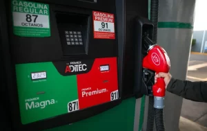 Gobierno aplica estímulo a gasolinas tras alza por conflicto en Irán