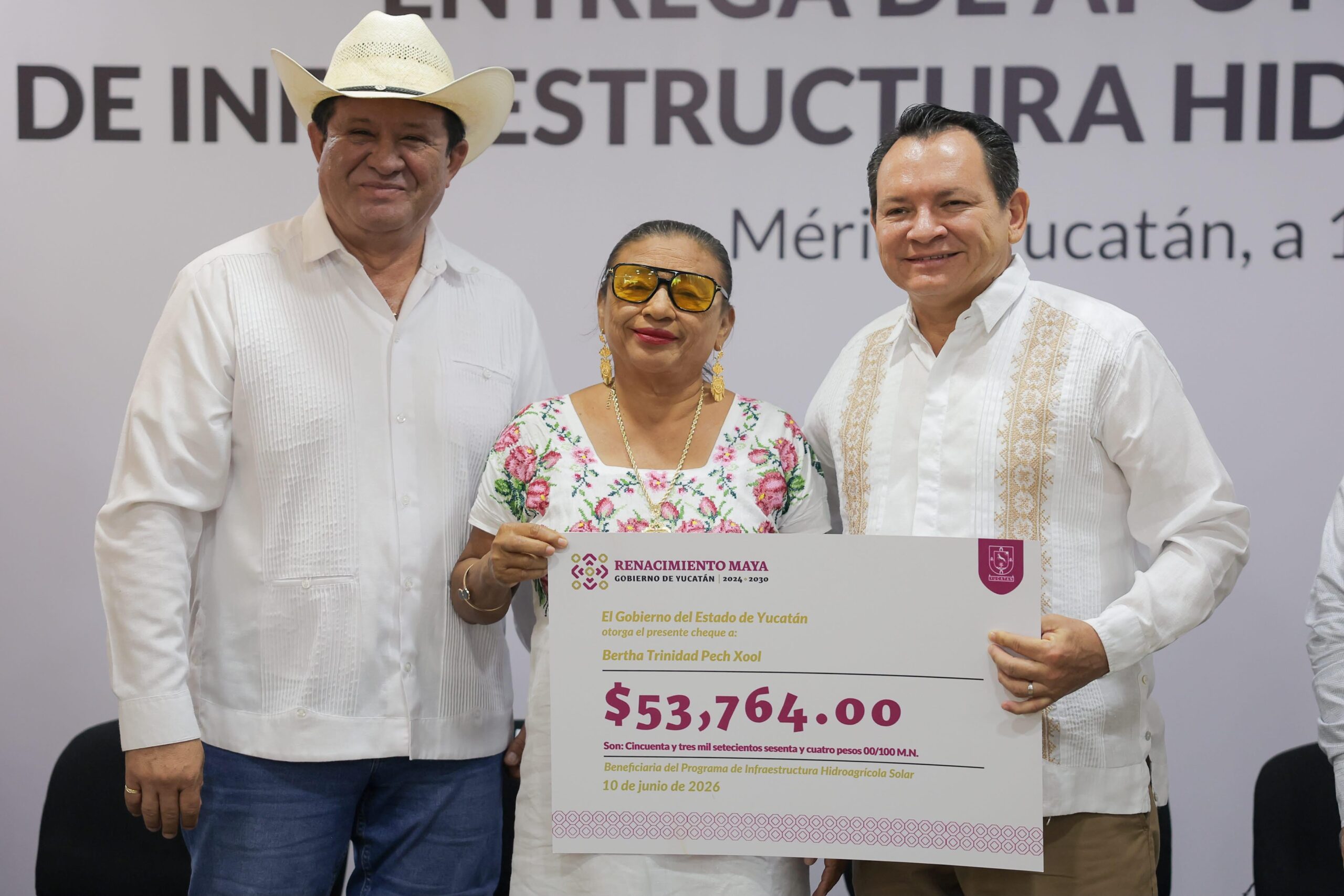 Entrega Gobernador Joaquín Díaz Mena apoyos para impulsar el campo y la educación Entrega Gobernador Joaquín Díaz Mena apoyos para impulsar el campo y la educación