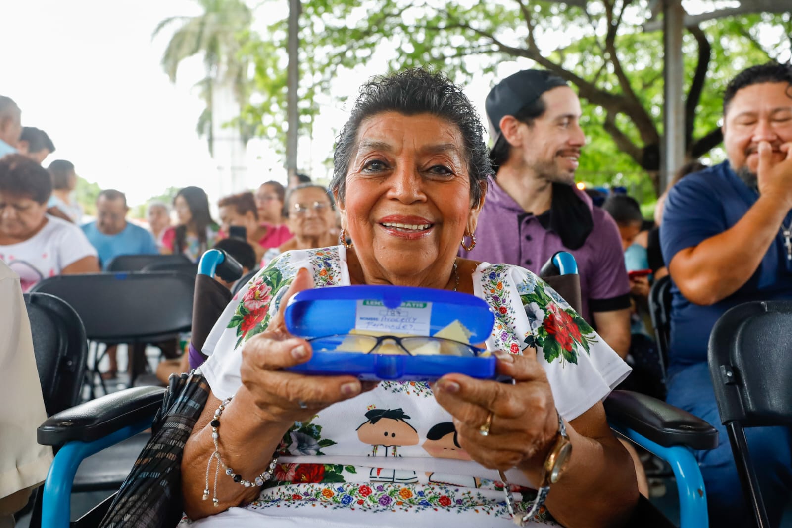 Fortalece Cecilia Patrón la economía de las familias meridanas; “Este gobierno suma más de 10 mil lentes gratuitos entregados” Fortalece Cecilia Patrón la economía de las familias meridanas; “Este gobierno suma más de 10 mil lentes gratuitos entregados”
