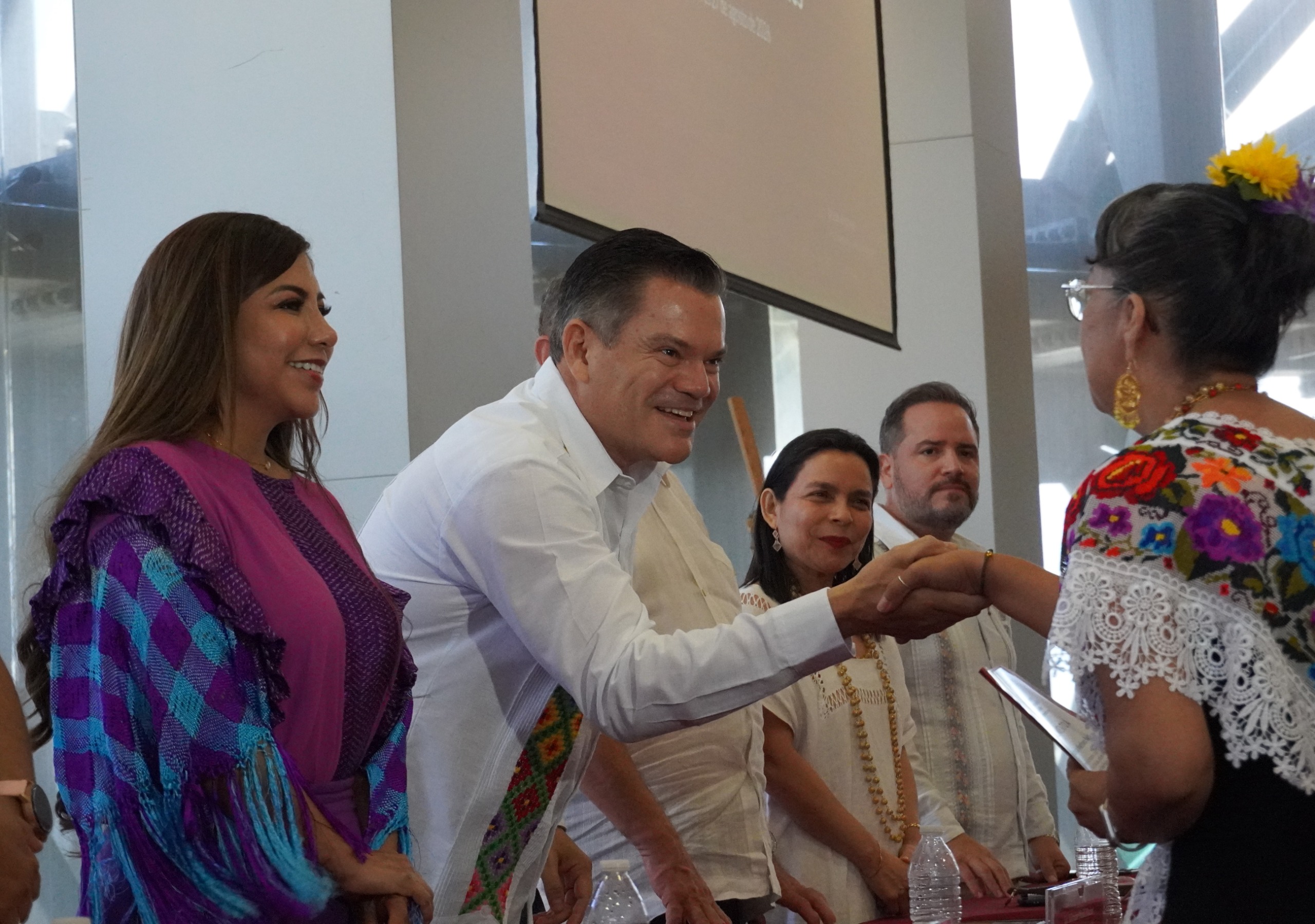 Reconocen talento y tradición de artesanas y artesanos de Yucatán