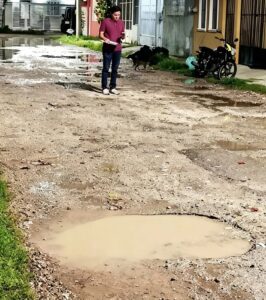 Vecinos del Poniente exigen seguridad vial y bacheo en caminata con el regidor Adrián Gorocica