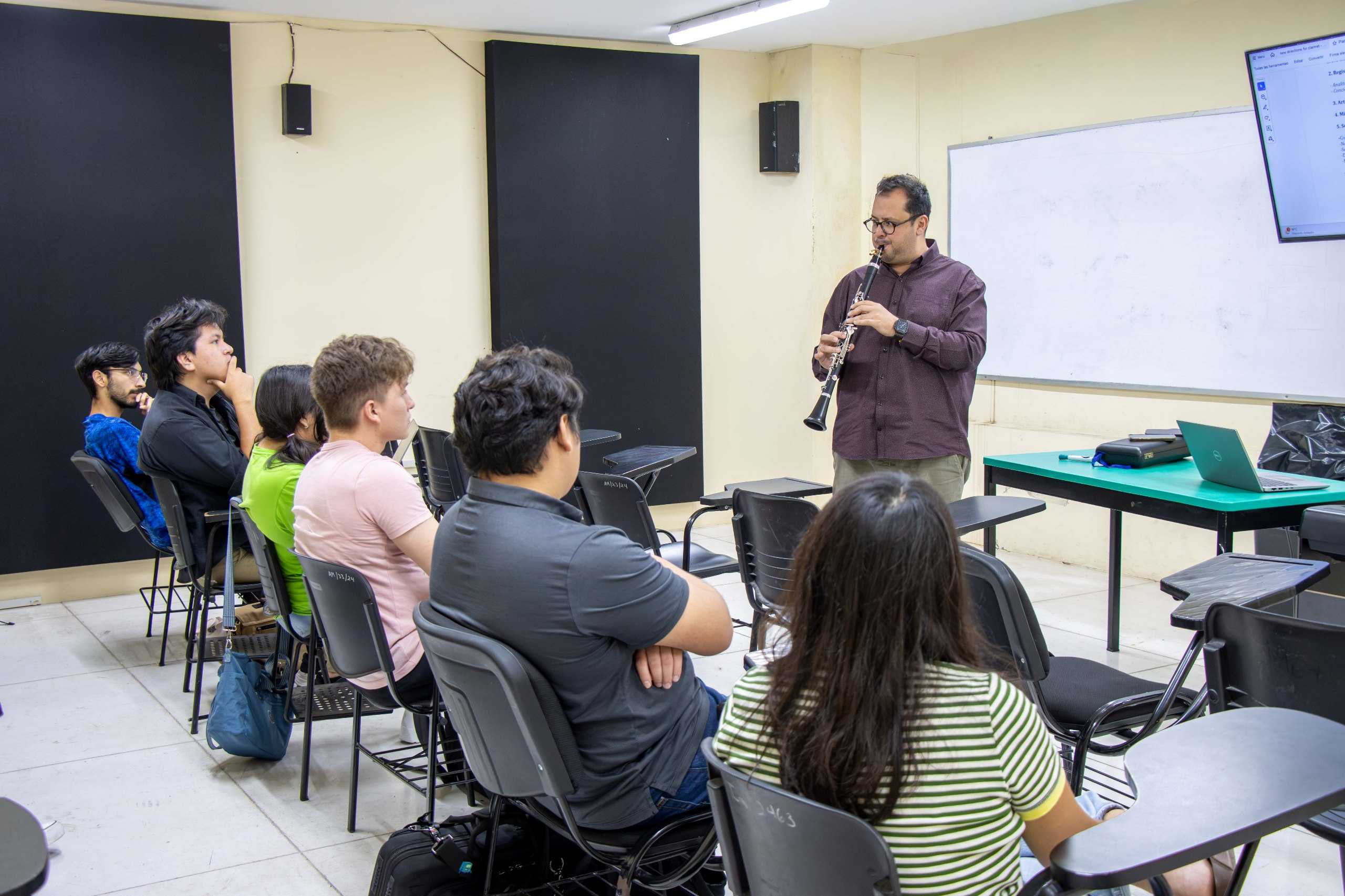 Especialistas acercan a comunidad de la UNAY nuevas herramientas y tendencias de la industria del audio Especialistas acercan a comunidad de la UNAY nuevas herramientas y tendencias de la industria del audio