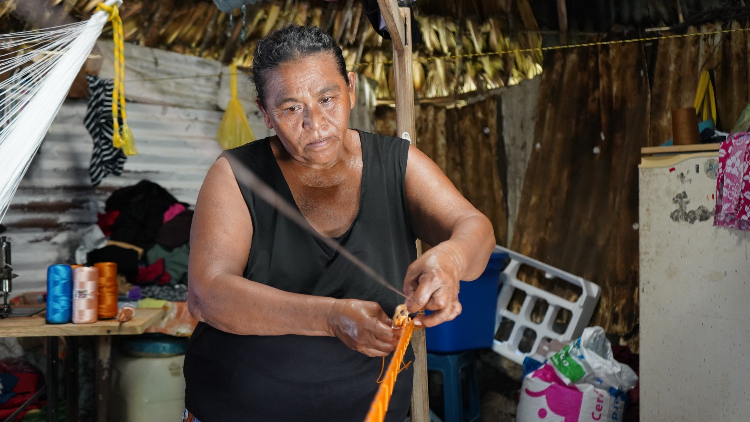 Mujer de Teya convierte el urdido de hamacas en sustento para su familia