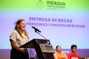 Cecilia Patrón entrega becas a personas con discapacidad: “Construimos una Mérida más humana e incluyente”.