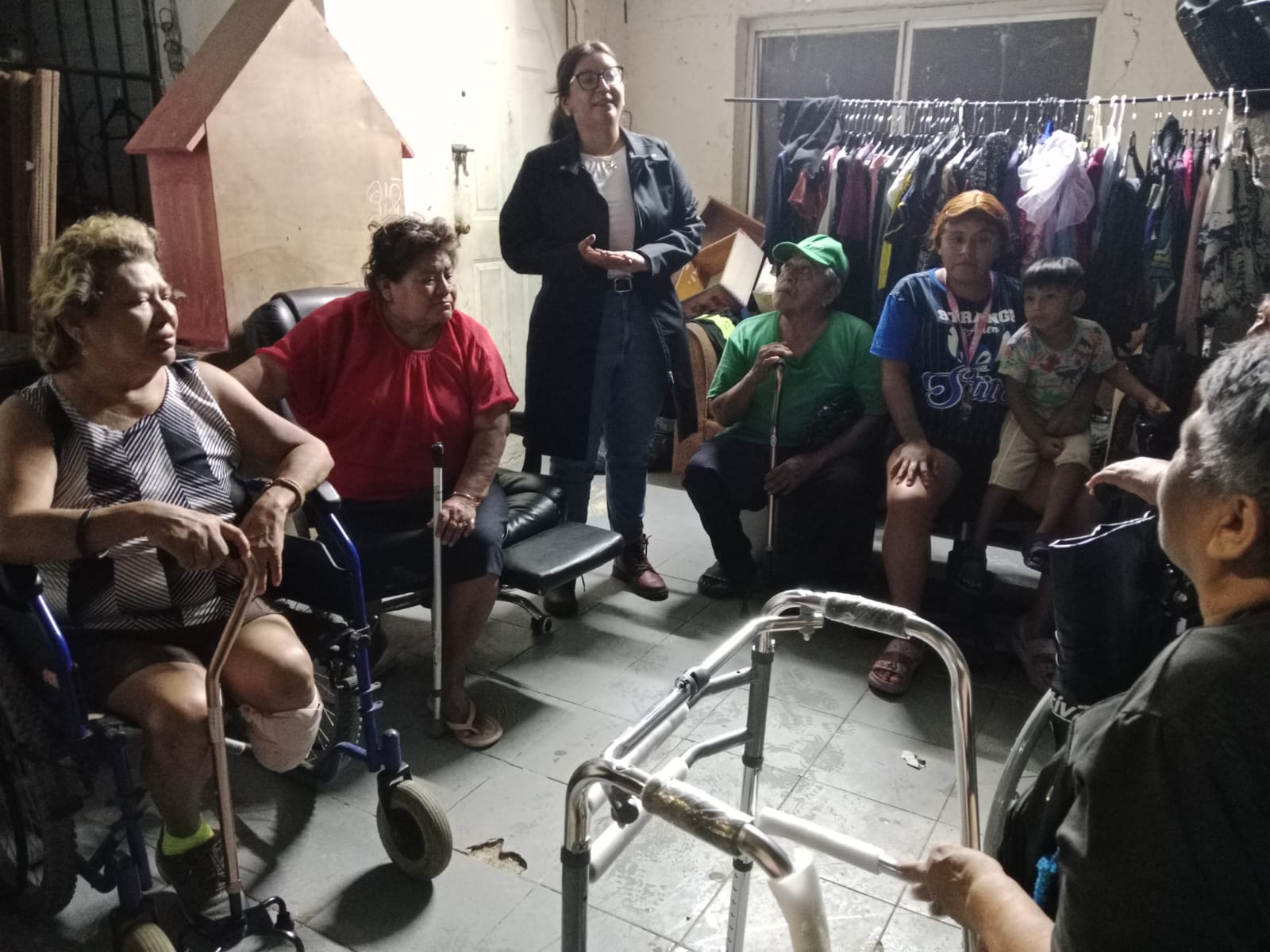 Entrega la regidora Georgina Piña apoyos ortopédicos a familias de Mérida