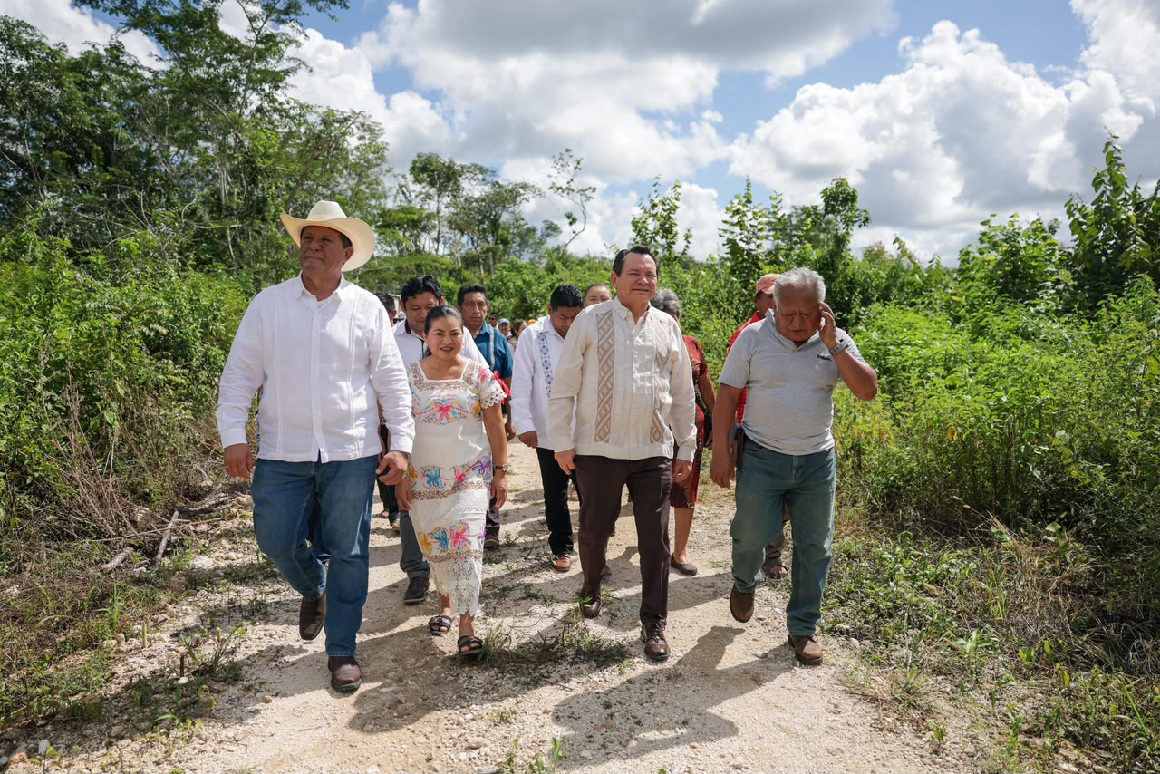 Don Miguel Ángel saca su cosecha en bicicleta por una brecha de 4 kilómetros; con Caminos Renacimiento llegará un vehículo a su parcela: 763 kilómetros rehabilitados en 2025 y 500 más en 2026
