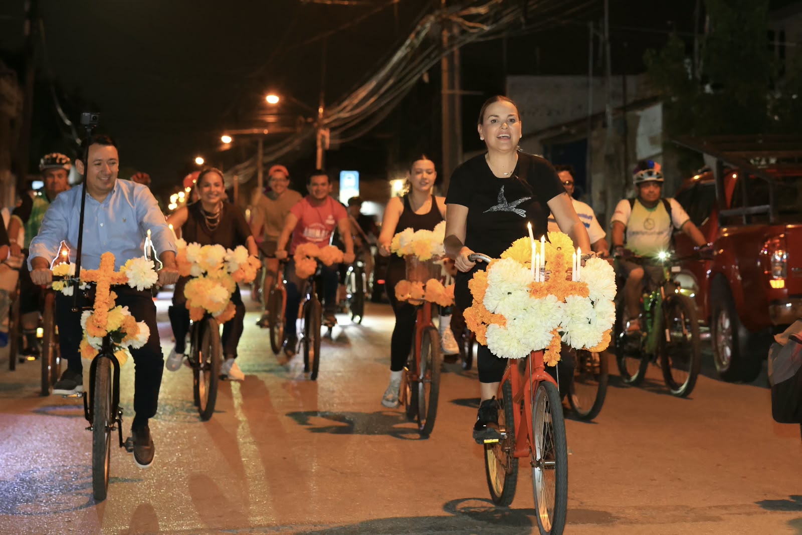 Más de 3 mil ciclistas se apropian de calles del centro de Mérida en la décima Rodada de las Ánimas.